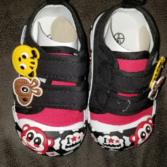 Chulis Black/Red Animal Sneaker, Sz 4.5 - Picture 2 of 8